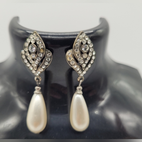 Antique Style Pearl Earrings Costume Jewelry​​​ - Picture 4 of 5